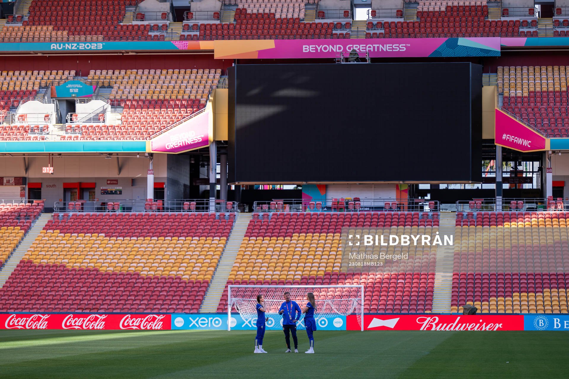 Kosovare Asllani, head coach Peter Gerhardsson and