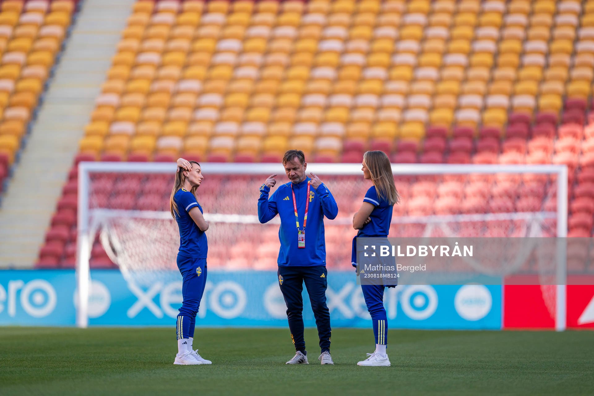 Kosovare Asllani, head coach Peter Gerhardsson and