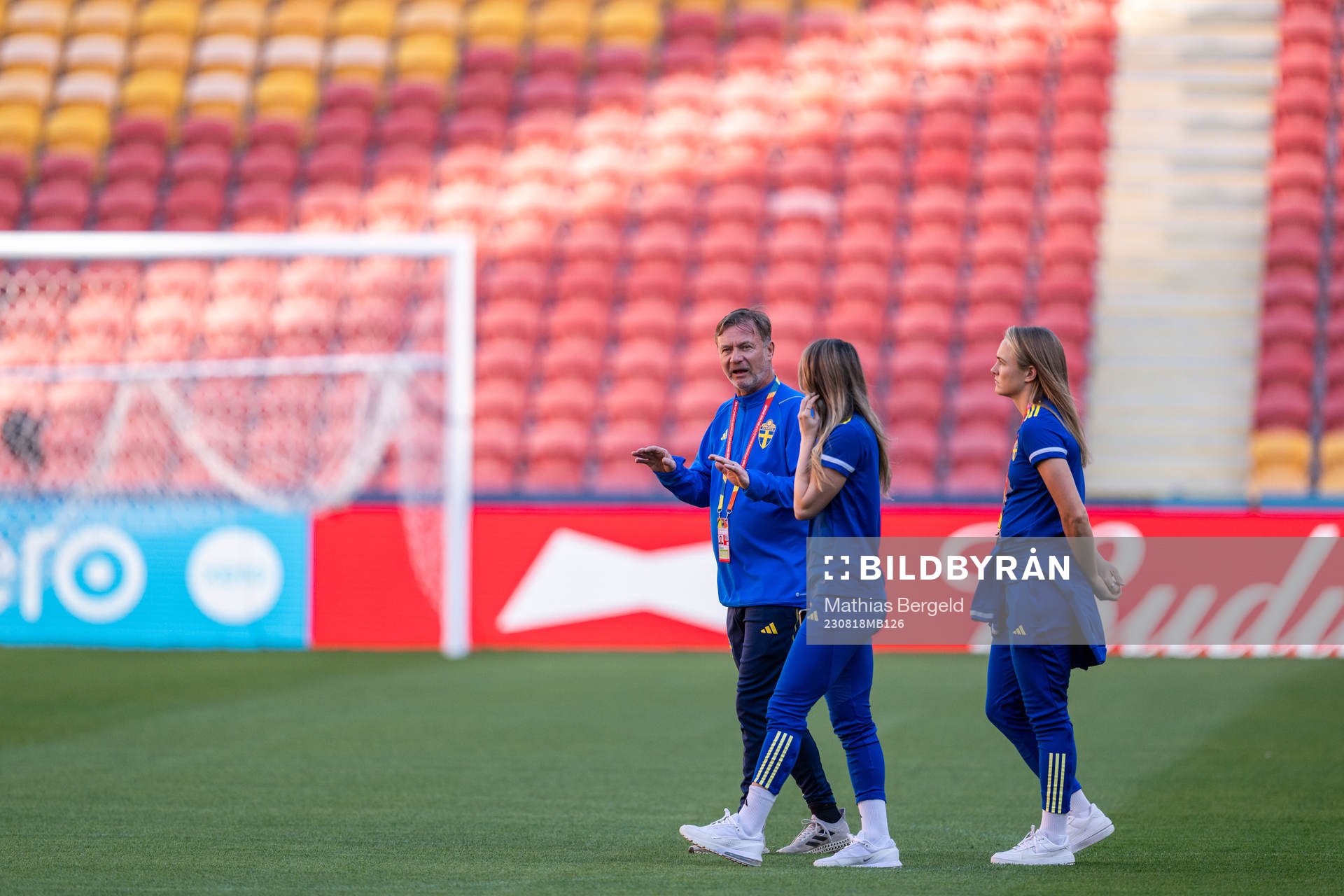 Head coach Peter Gerhardsson, Kosovare Asllani and