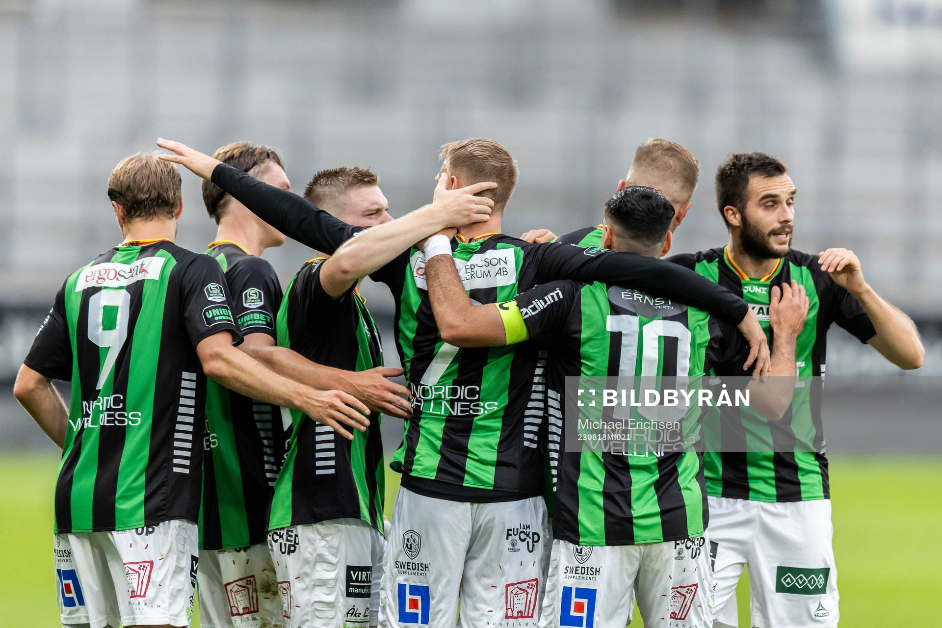 GAIS Alexander Ahl Holmström jublar med lagkamrater