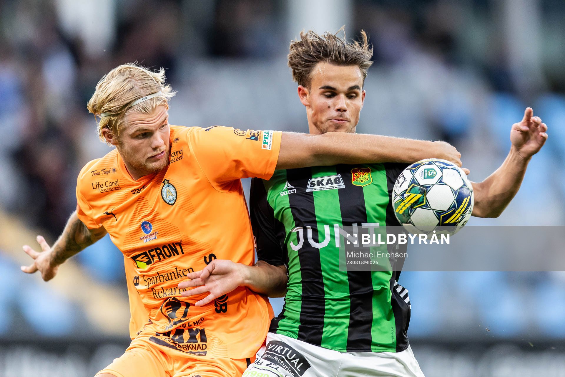 AFC Eskilstunas Mattis Adolfsson och GAIS Simon Sjöholm under fotbollsmatchen i Superettan mellan GAIS och AFC Eskilstuna den 18 augusti 2023 i Göteborg.