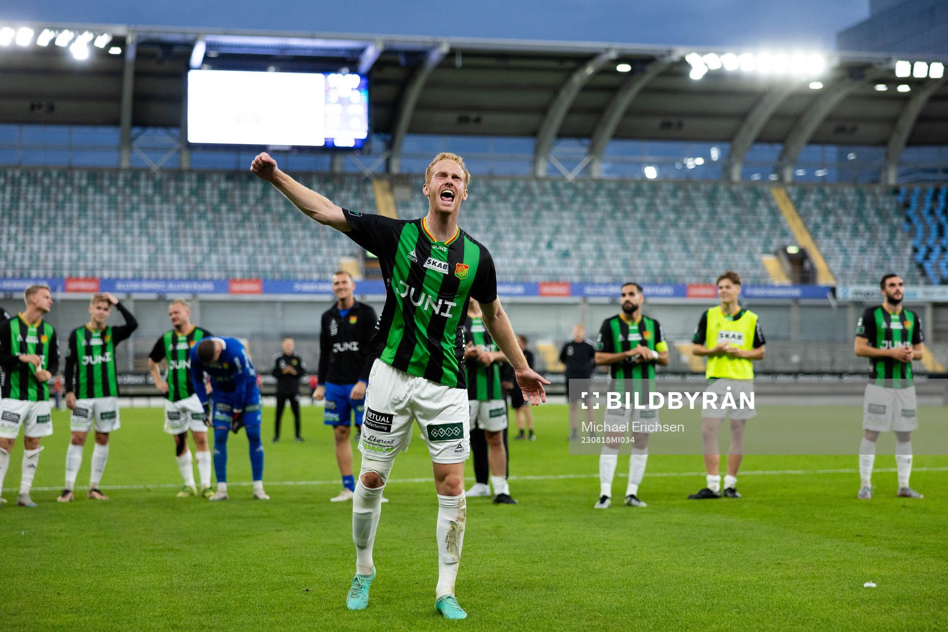 GAIS Viktor Krüger jublar och håller i segersång