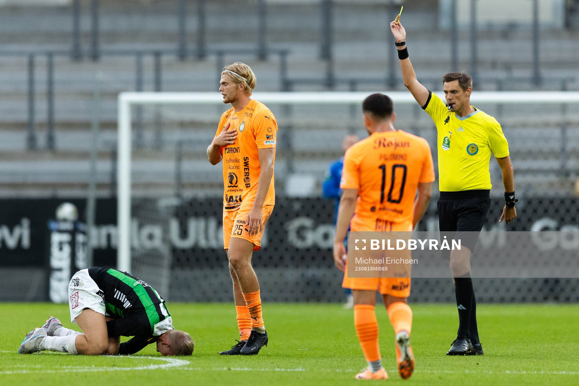 AFC Eskilstunas Mattis Adolfsson får ett gult kort av