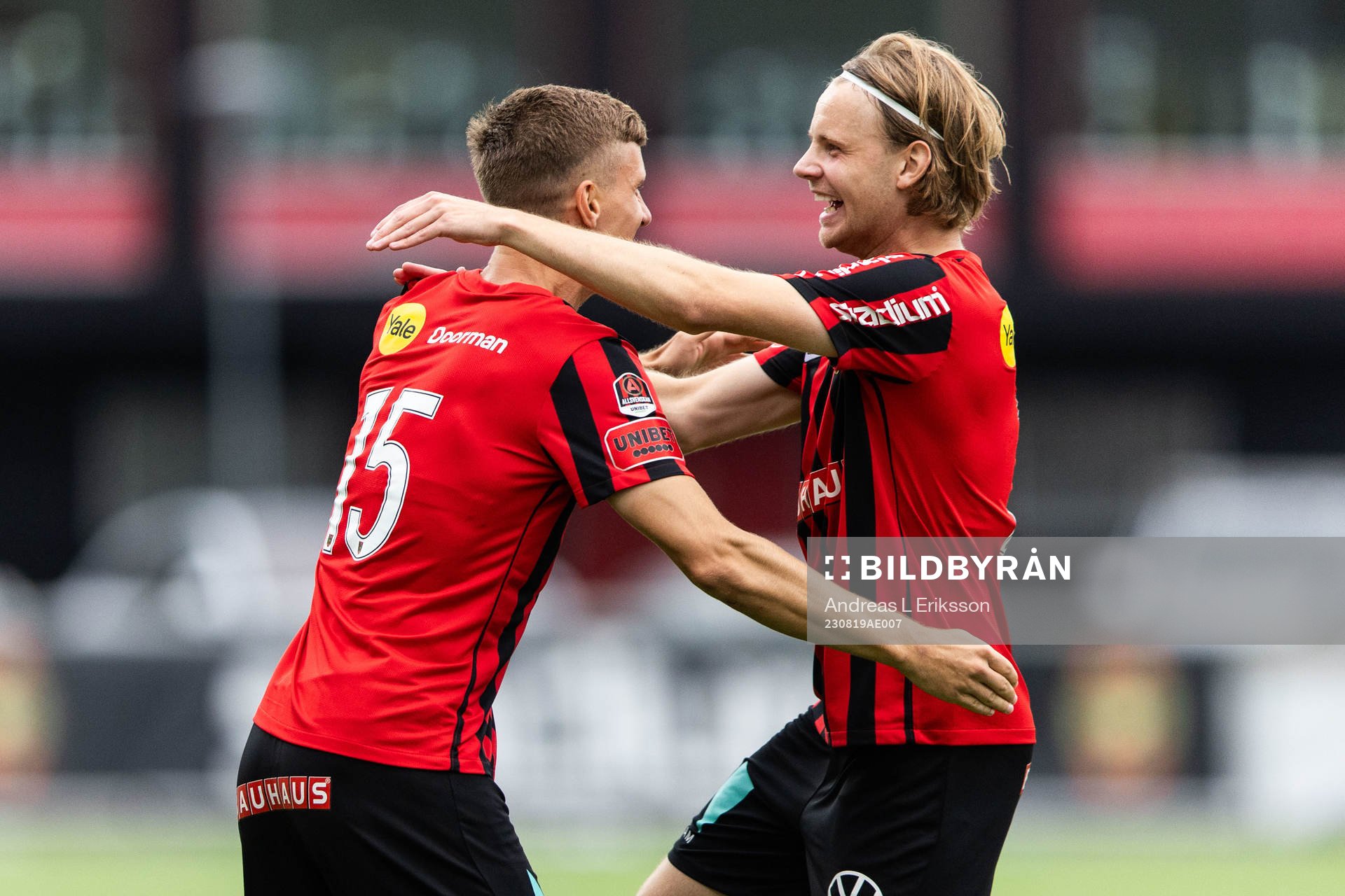 Brommapojkarnas Oscar Pettersson jublar med Samuel Leach