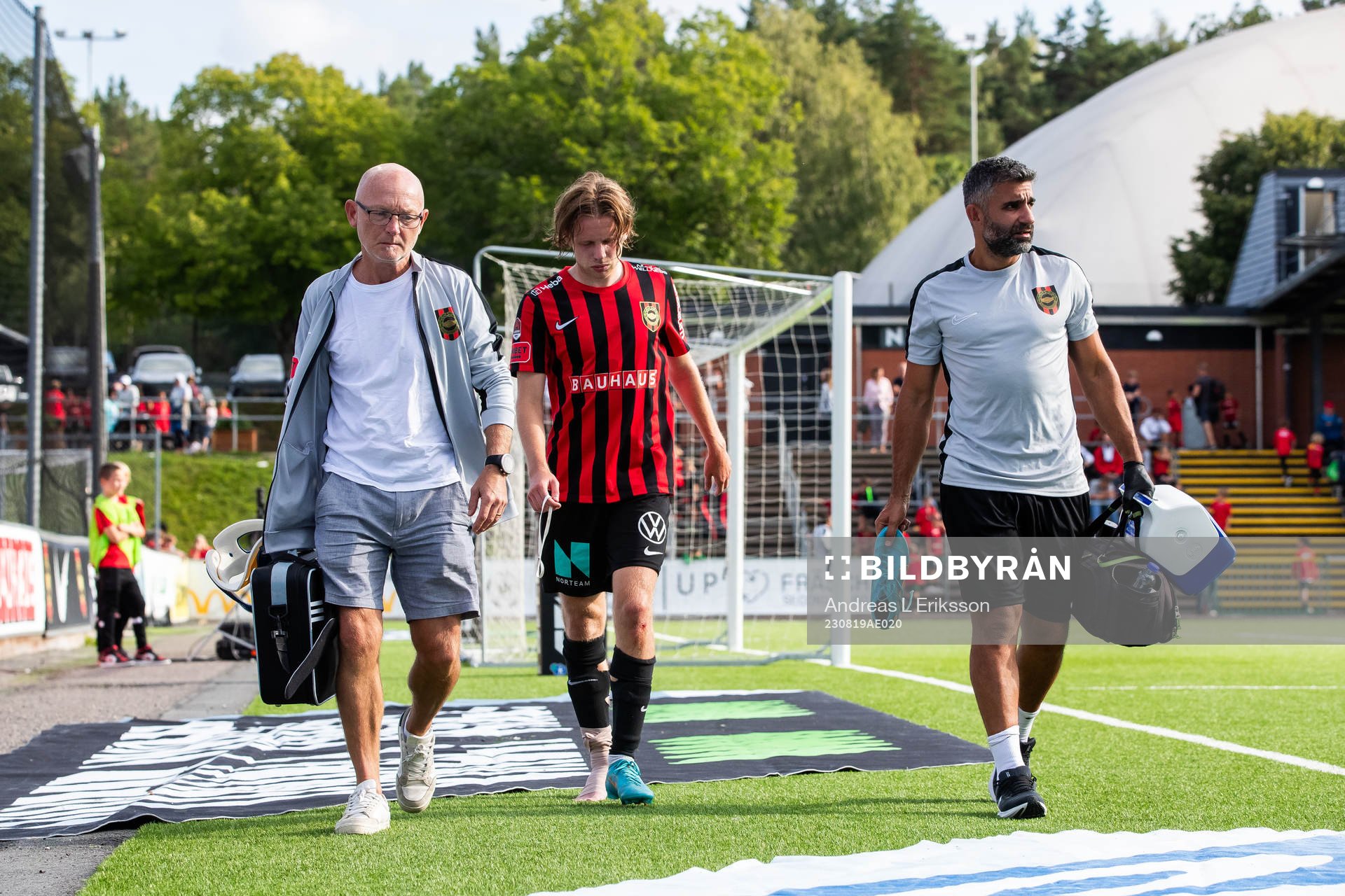 Brommapojkarnas Oscar Pettersson lämnar planen