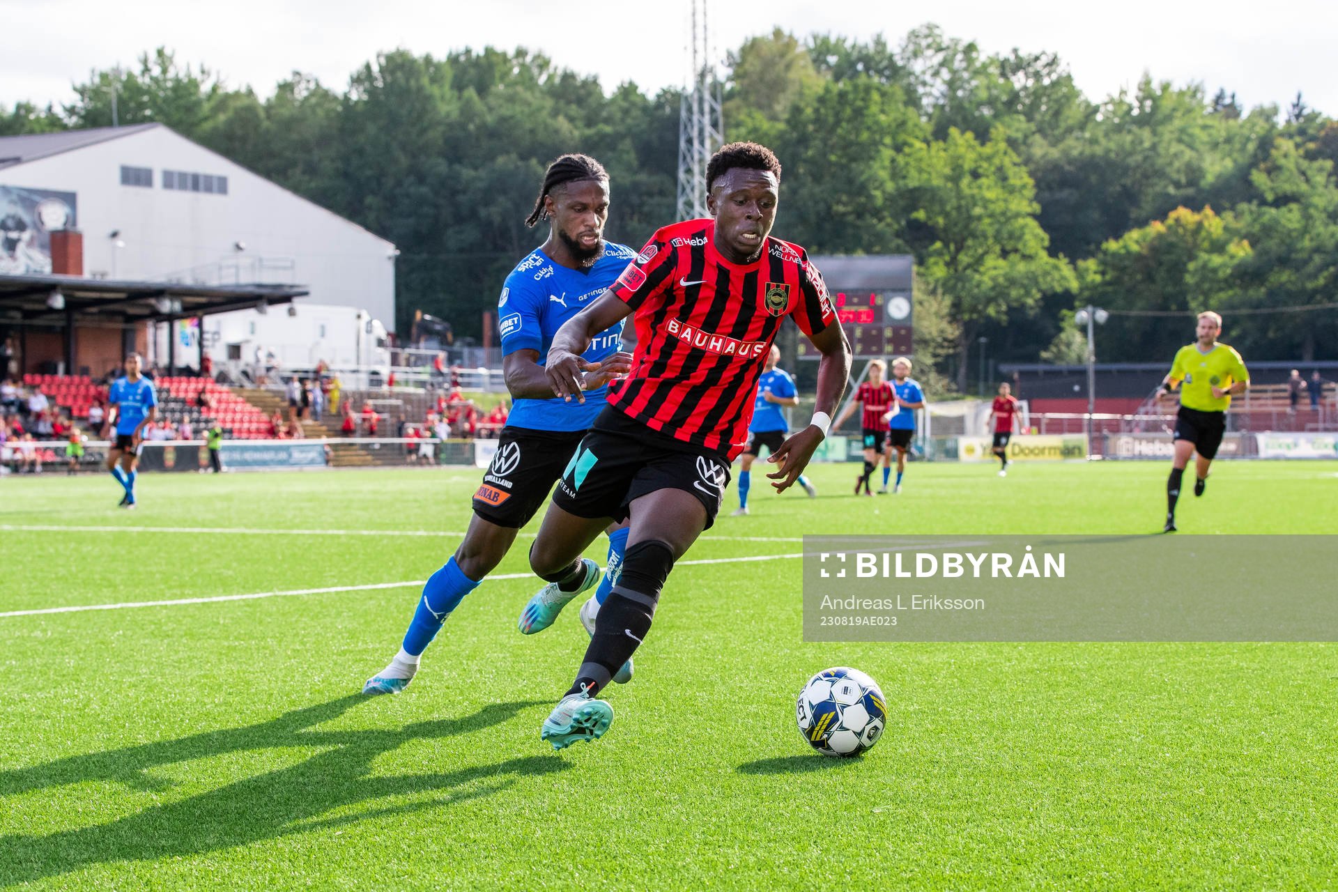 Halmstads Joseph Baffoe och Brommapojkarnas Zeidane Inoussa under fotbollsmatchen i Allsvenskan mellan Brommapojkarna och Halmstad den 19 augusti 2023 i Stockholm.