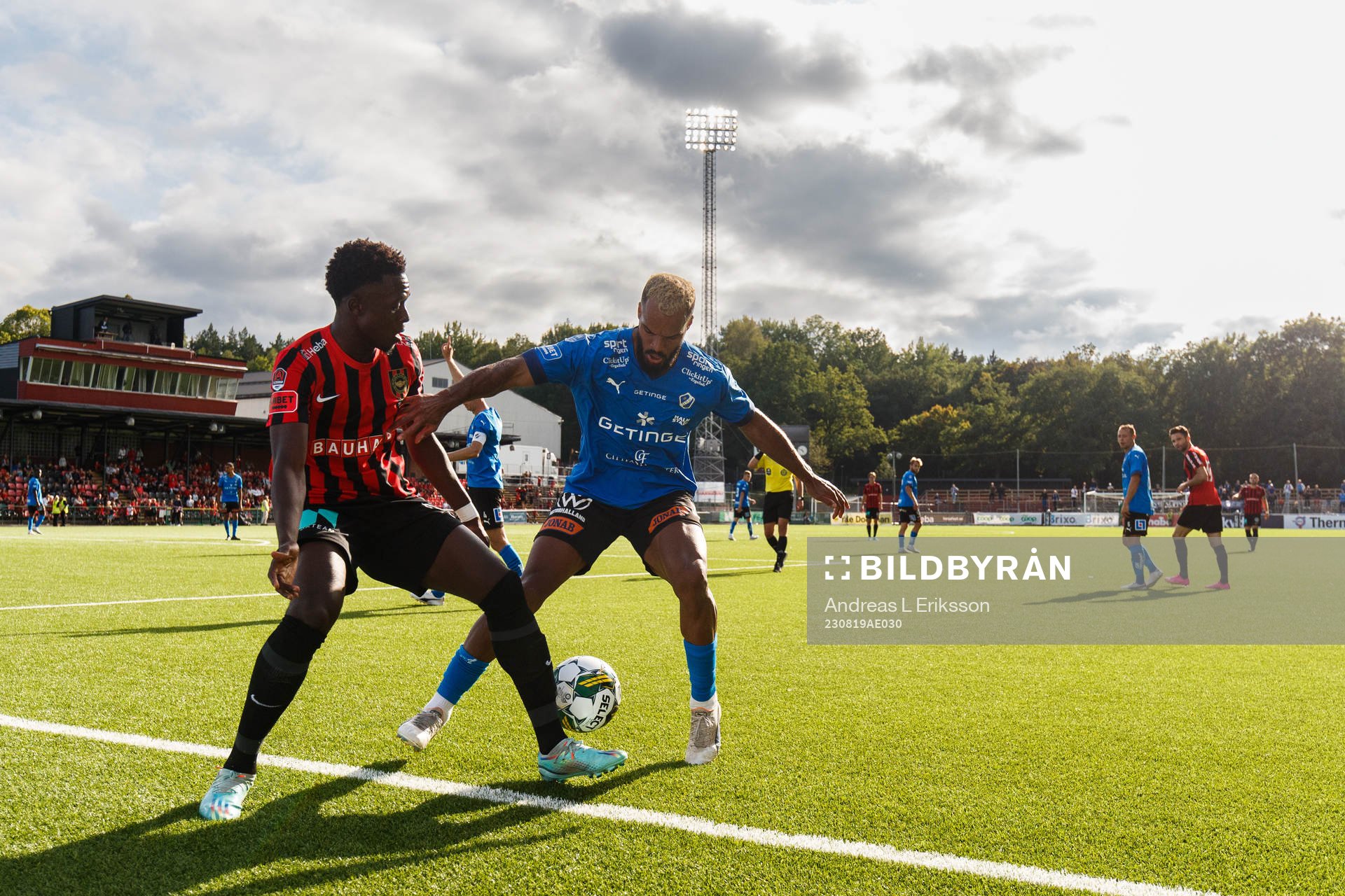 Brommapojkarnas Zeidane Inoussa och Halmstads Phil Ofosu-Ayeh under fotbollsmatchen i Allsvenskan mellan Brommapojkarna och Halmstad den 19 augusti 2023 i Stockholm.