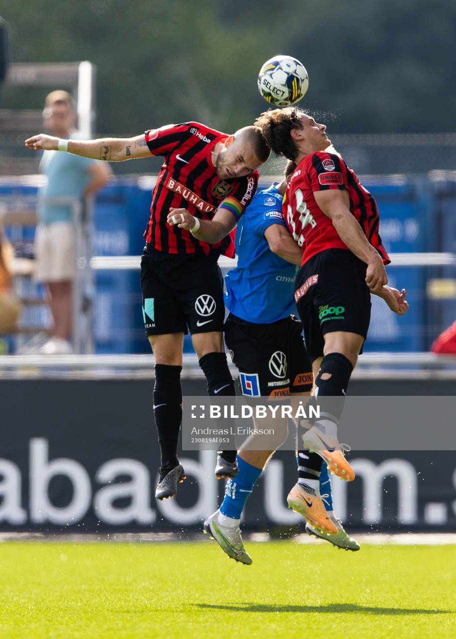 Brommapojkarnas Amadeus Sögaard och Kevin Ackermann i en nickduell med Halmstads Jack Cooper-Love under fotbollsmatchen i Allsvenskan mellan Brommapojkarna och Halmstad den 19 augusti 2023 i Stockholm.