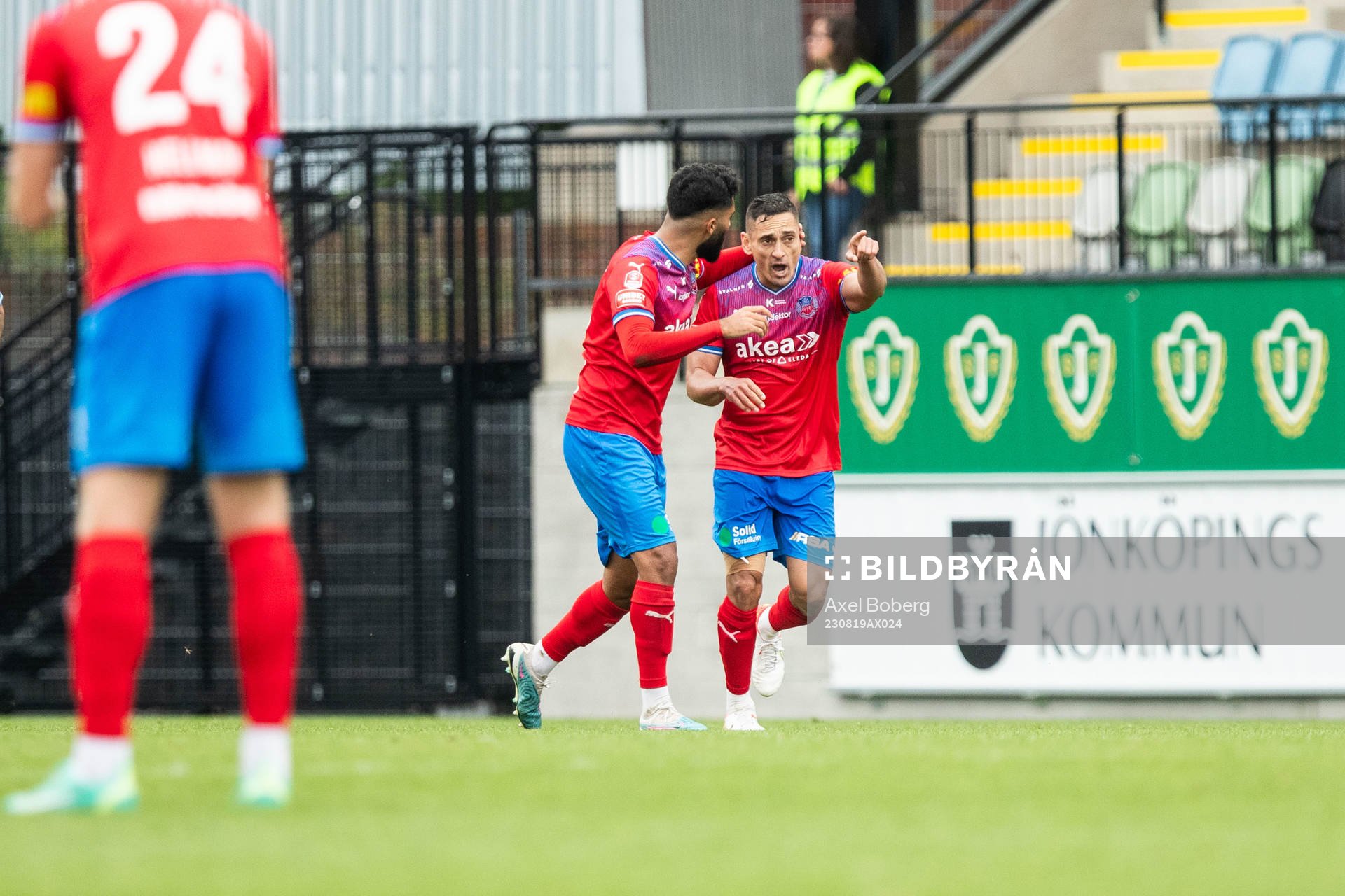 Helsingborgs Amin Al-Hamawi och Cole Alexander jublar