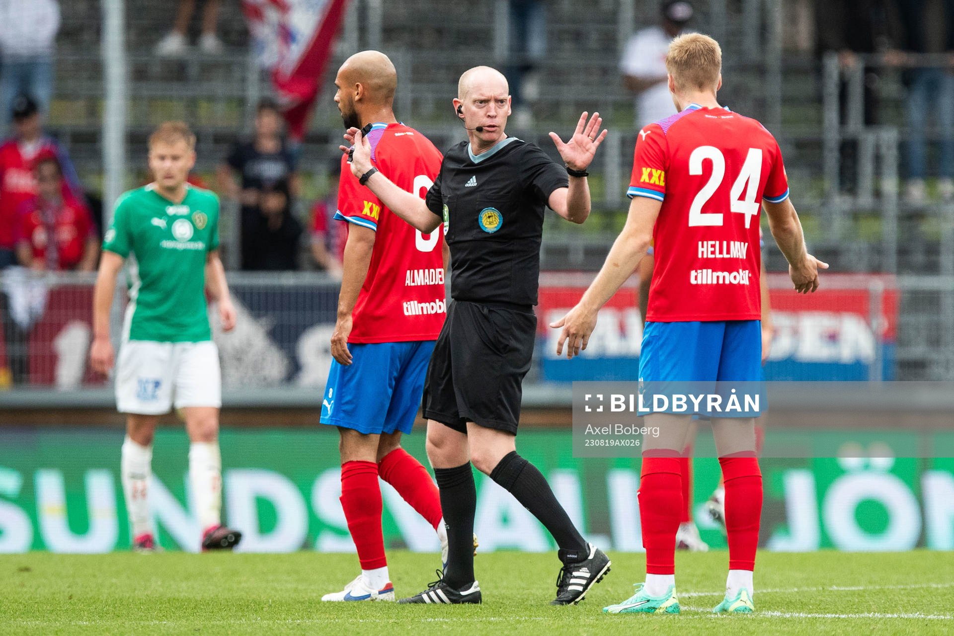 Helsingborgs Emil Hellman i diskussion med Domare Per Melin