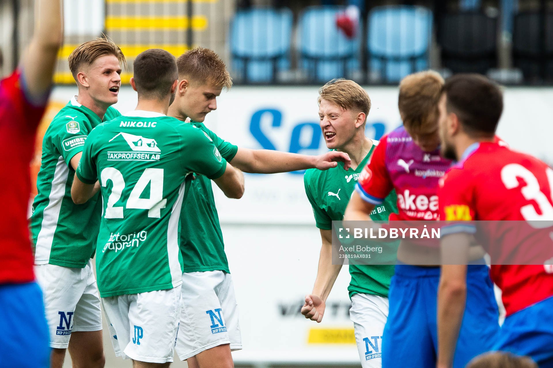 +Jönköpings Södras Arvid Eriksson jublar med lagkamrater