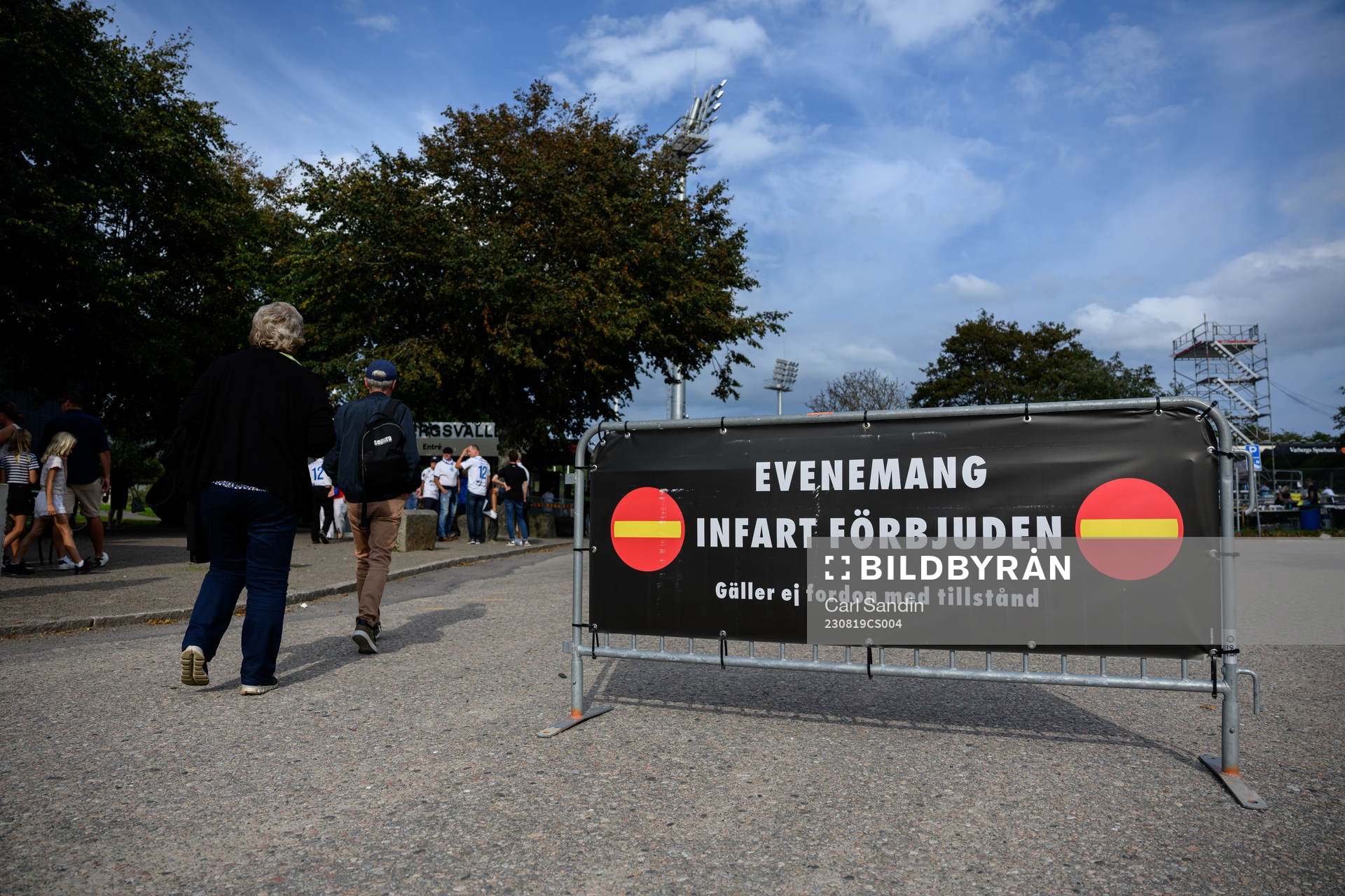 Avspärrning utanför arenan innan fotbollsmatchen i