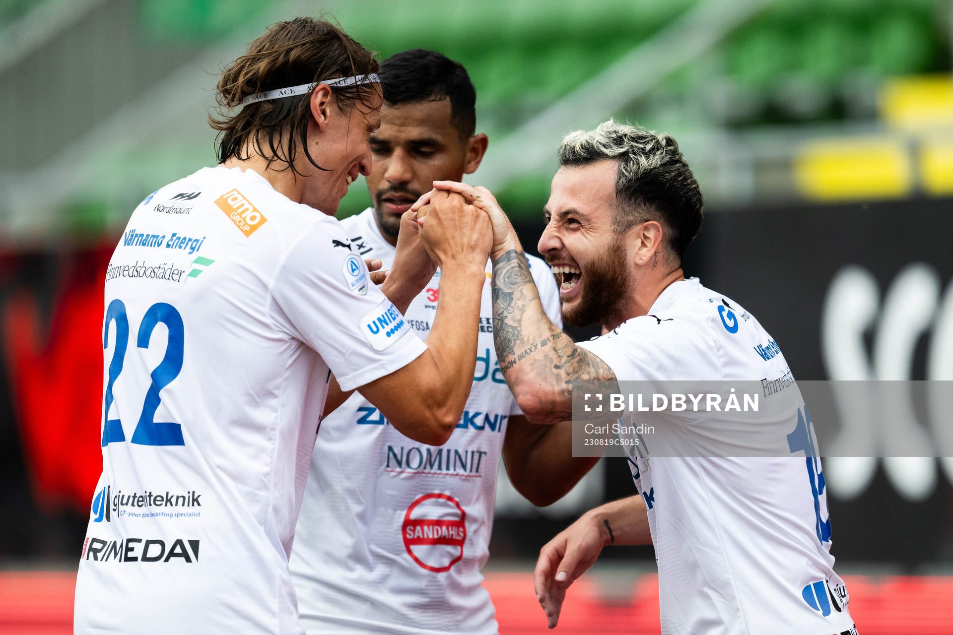 Värnamos Marco Bustos jublar med lagkamrater