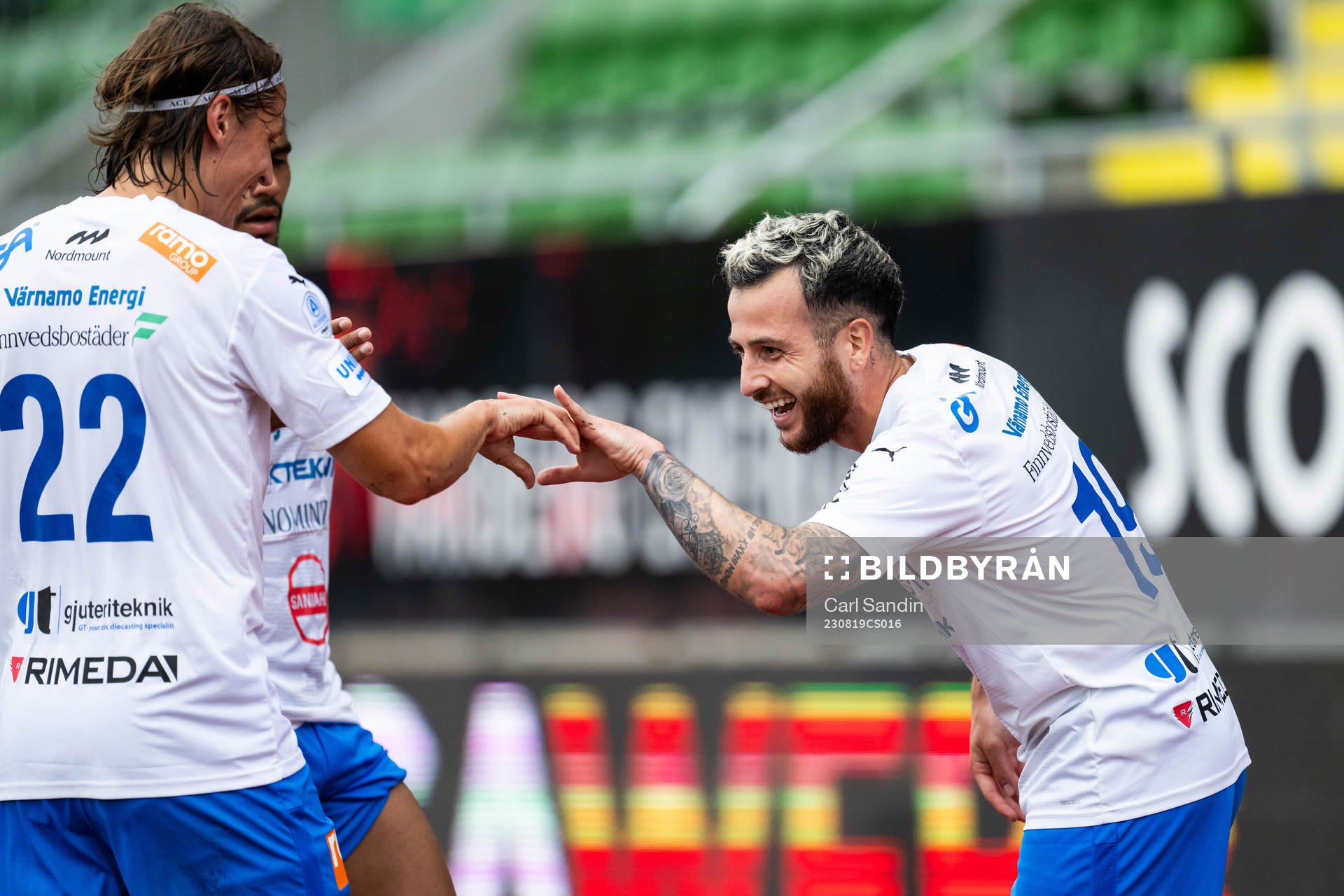 Värnamos Simon Thern och Värnamos Marco Bustos jublar