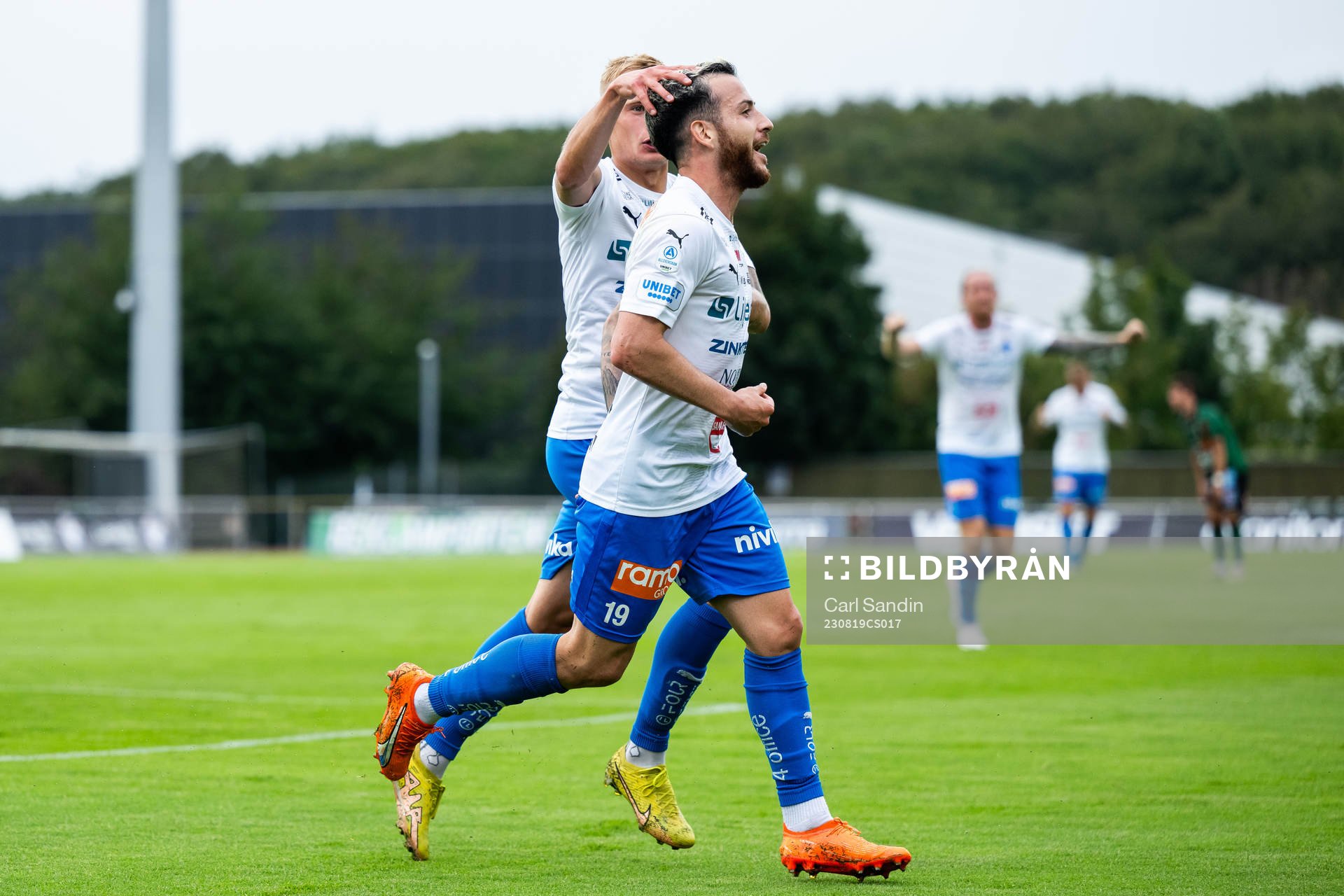 Värnamos Viktor Bergh och Värnamos Marco Bustos jublar