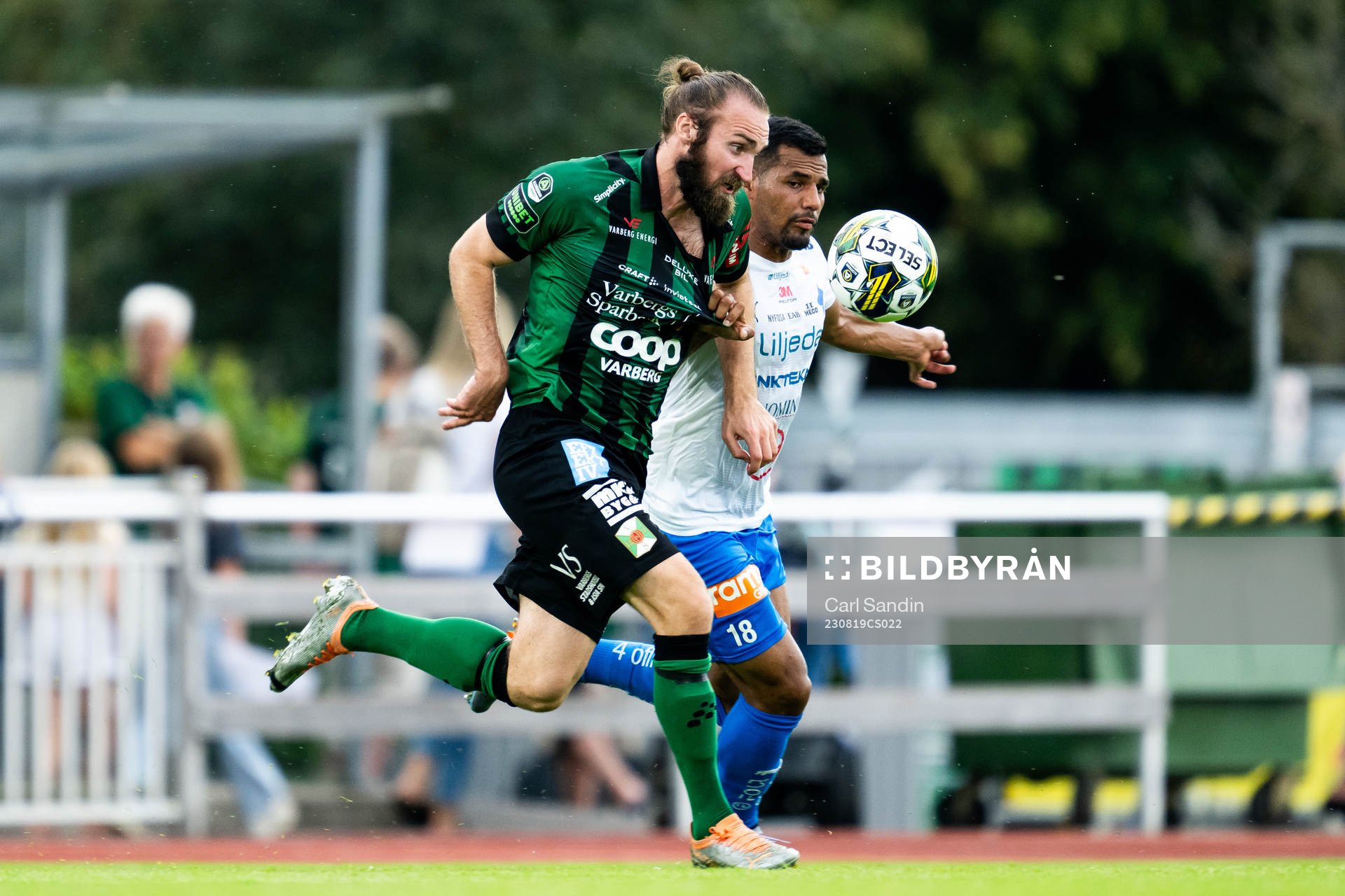 Varbergs Oskar Sverrisson och Värnamos Wenderson Oliveira