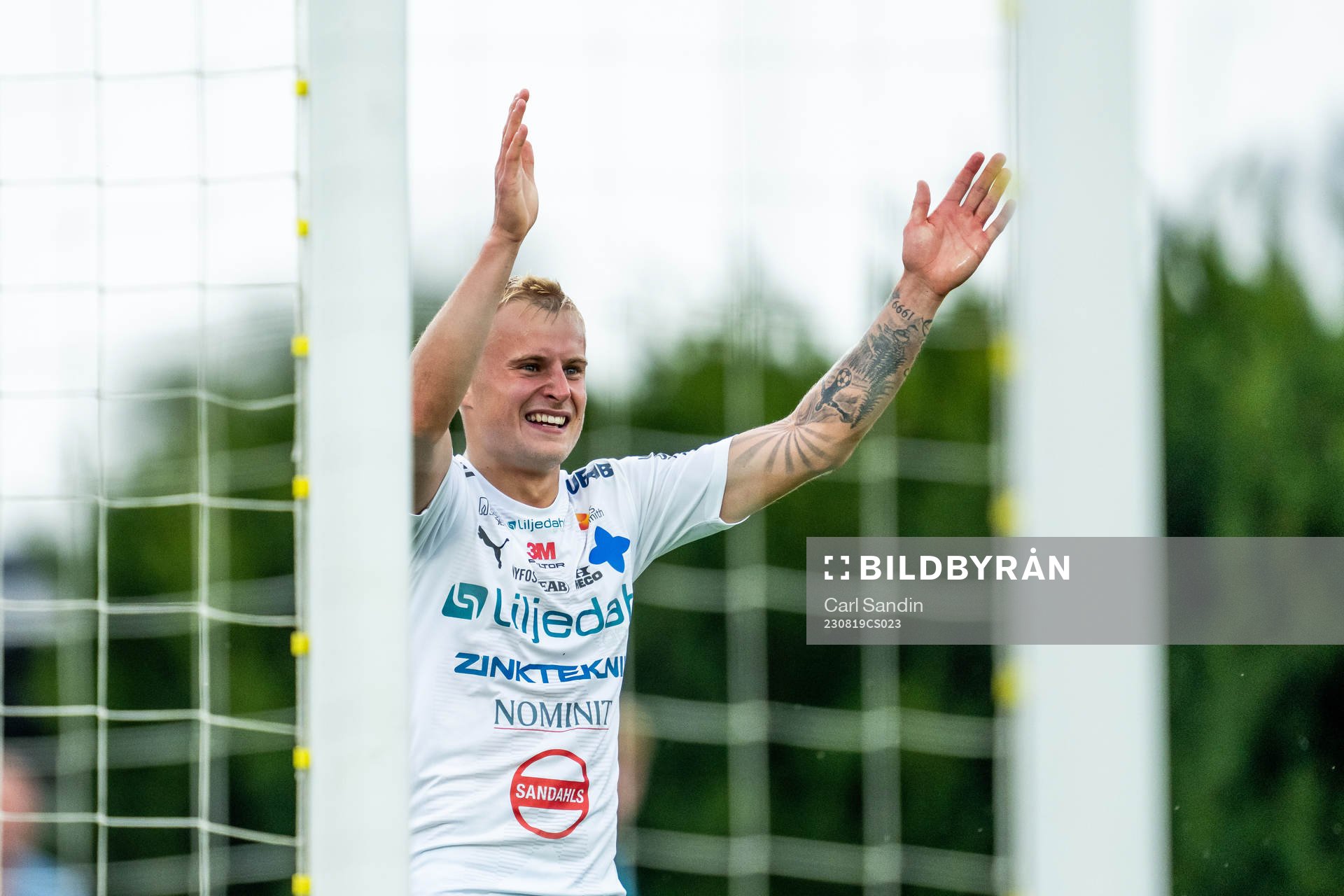 Värnamos Viktor Bergh jublar efter 0-2 under fotbollsmatchen i Allsvenskan mellan Varberg och Värnamo den 19 augusti 2023 i Varberg. 