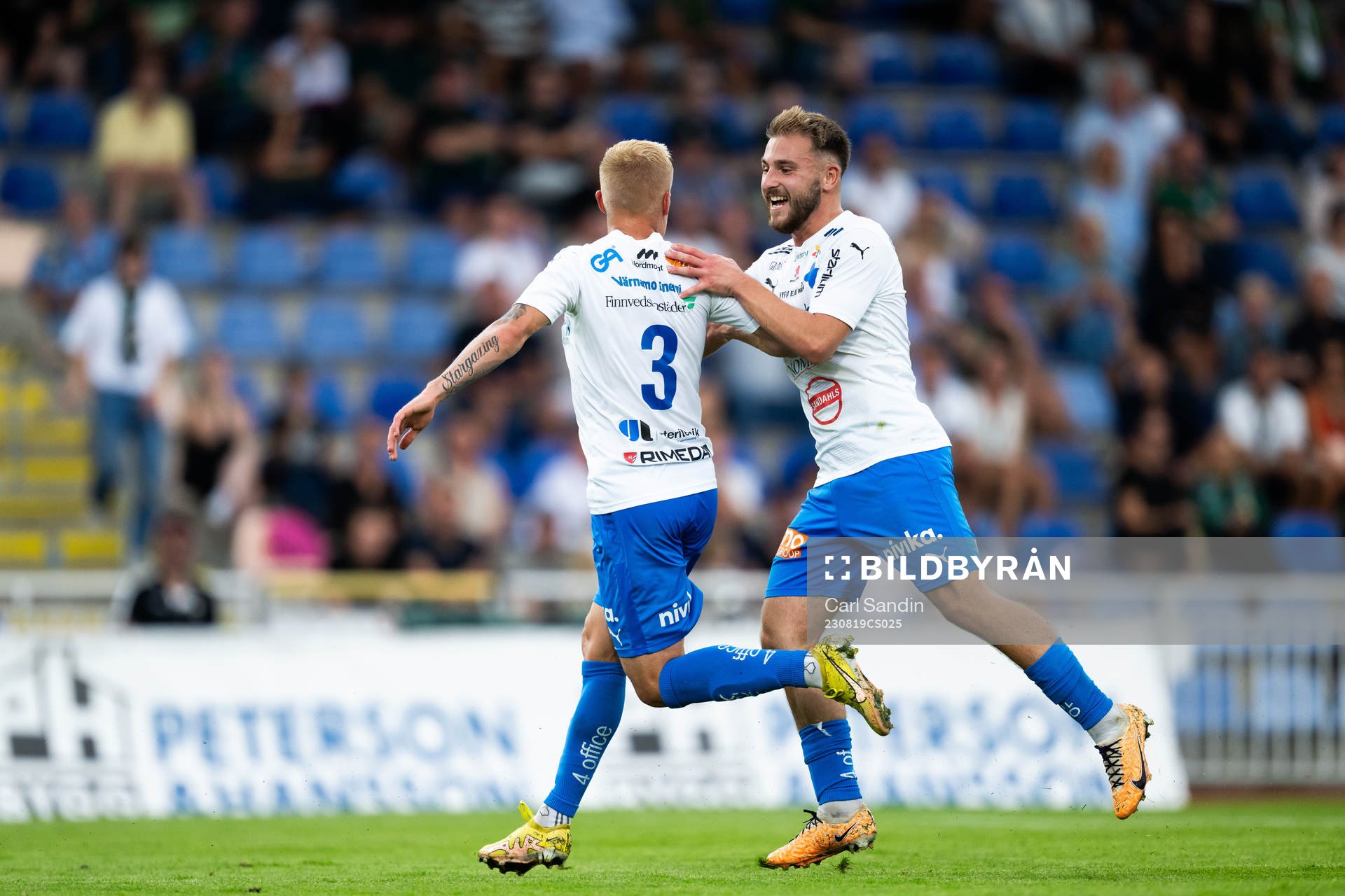 Värnamos Viktor Bergh och Marco Bustos jublar efter 0-2 under fotbollsmatchen i Allsvenskan mellan Varberg och Värnamo den 19 augusti 2023 i Varberg.