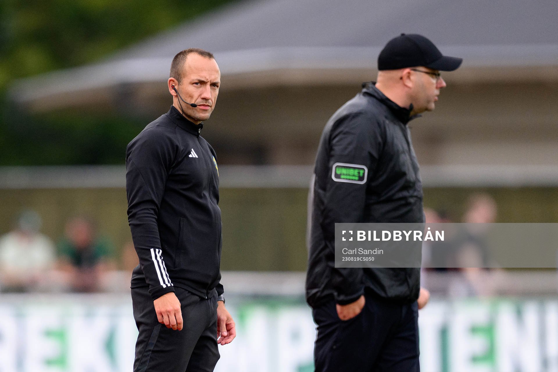 Fjärdedomare Kaspar Sjöberg och tränare Martin Skogman