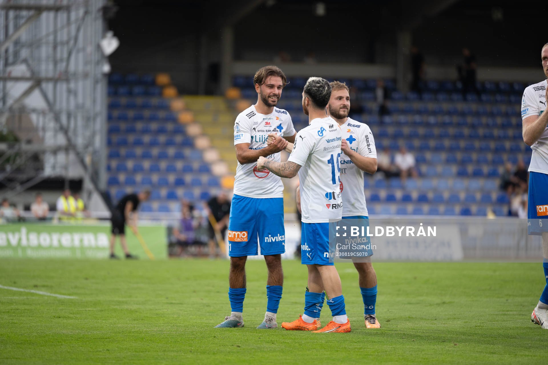 Värnamos Edvin Becirovic jublar efter fotbollsmatchen i Allsvenskan mellan Varberg och Värnamo den 19 augusti 2023 i Varberg. 