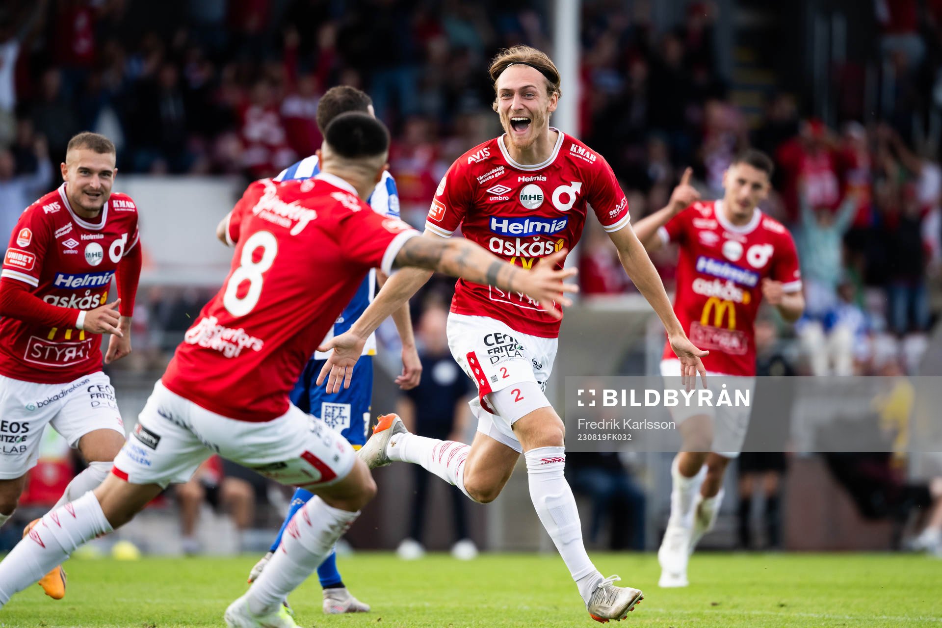 Degerfors Gustav Granath jublar med lagkamrater