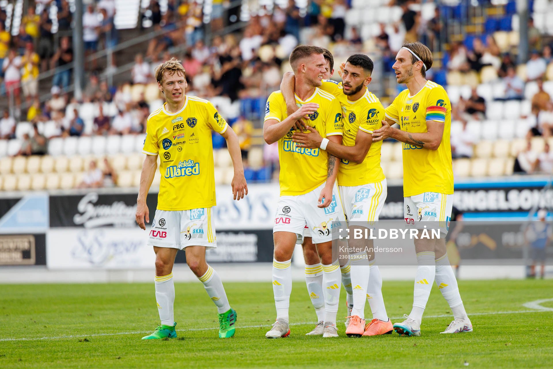 Falkenbergs Tim Stålheden jublar med laget