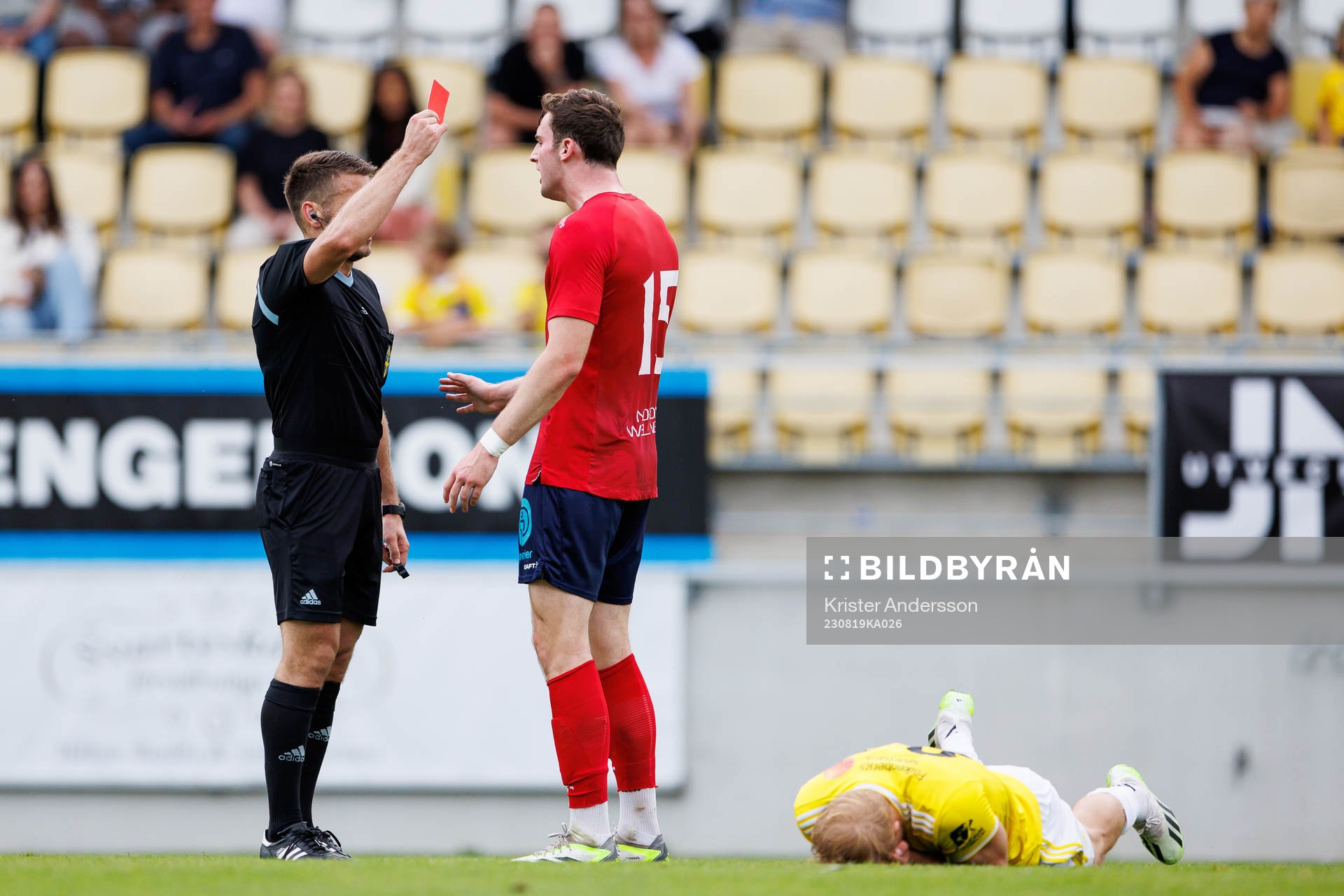 Vänersborgs Declan Watters får rött kort av domare Jovan