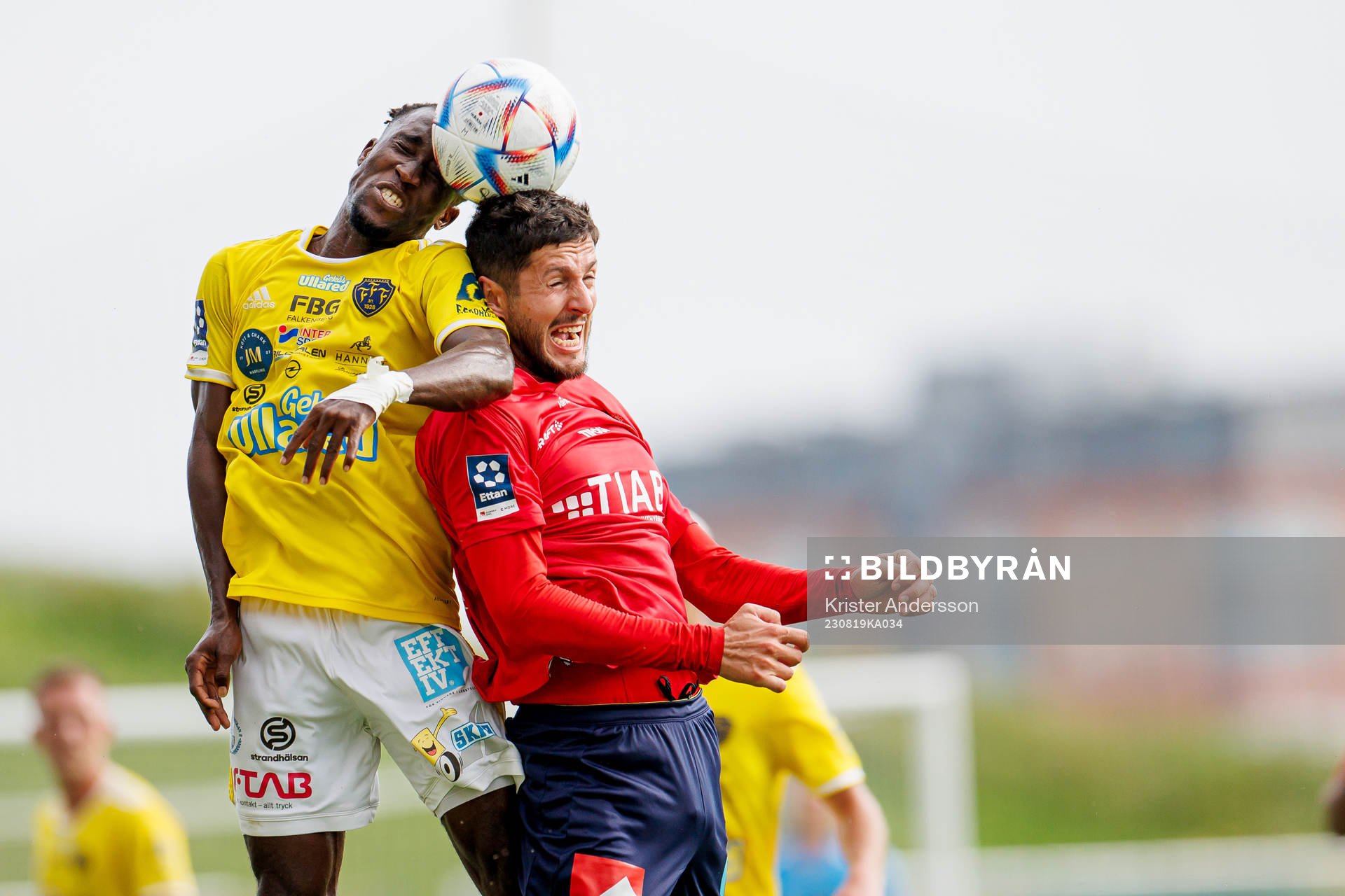 Falkenbergs Godwin Aguda och Vänersborgs Valon Gashi under fotbollsmatchen i Ettan södra mellan Falkenberg och Vänersborg den 19 augusti 2023 i Falkenberg.