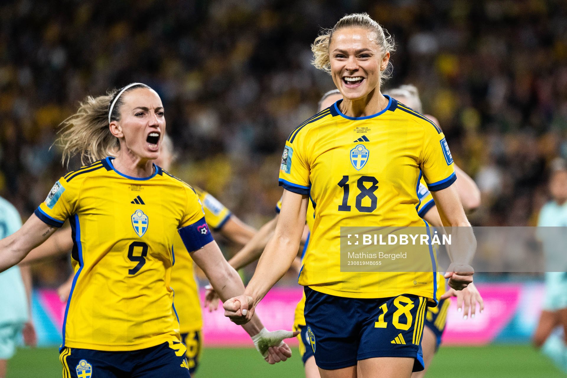 Fridolina Rolfö of Sweden celebrates with Kosovare Asllani