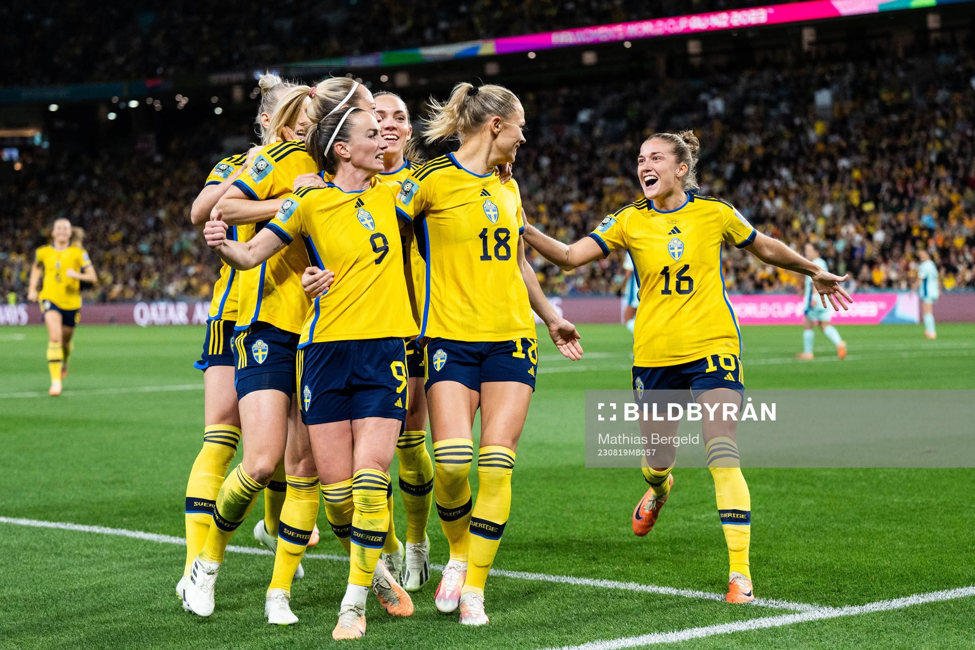 Fridolina Rolfö of Sweden celebrates with Kosovare Asllani