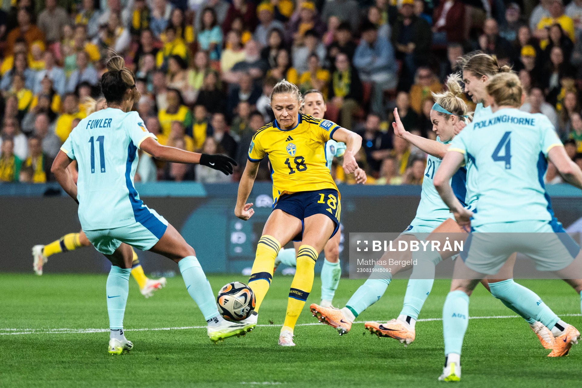 Fridolina Rolfö of Sweden and Ellie Carpenter of Australia