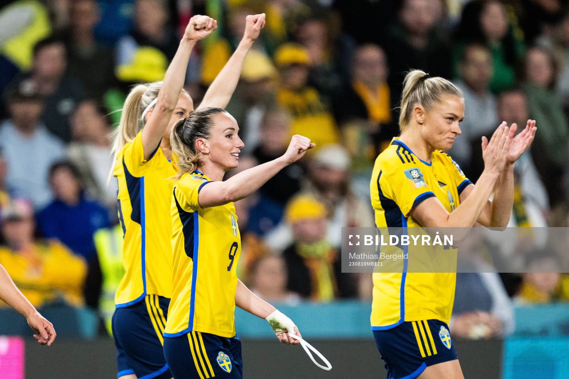 Kosovare Asllani of Sweden celebrates with Amanda Ilestedt