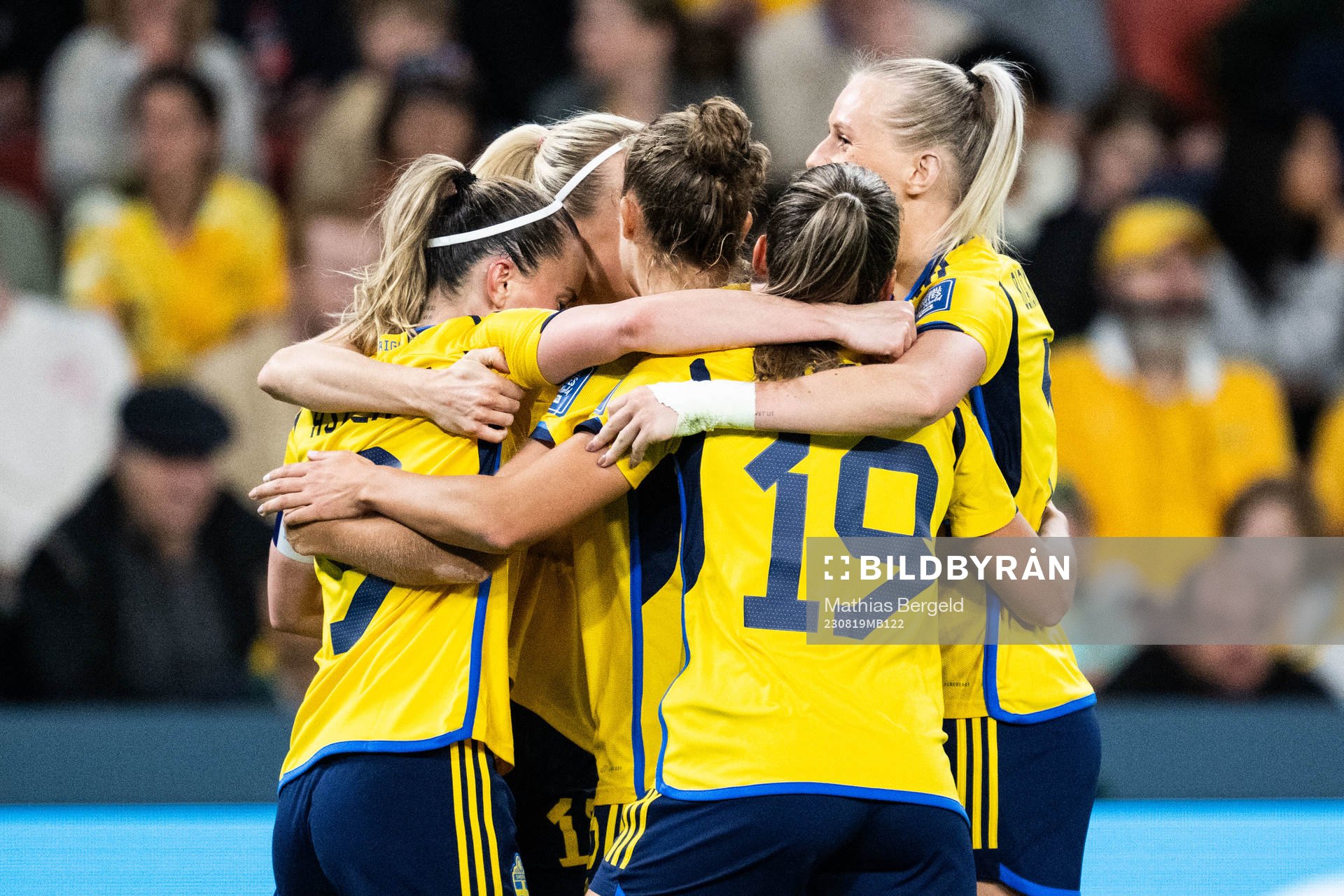 Kosovare Asllani of Sweden celebrates with team mates