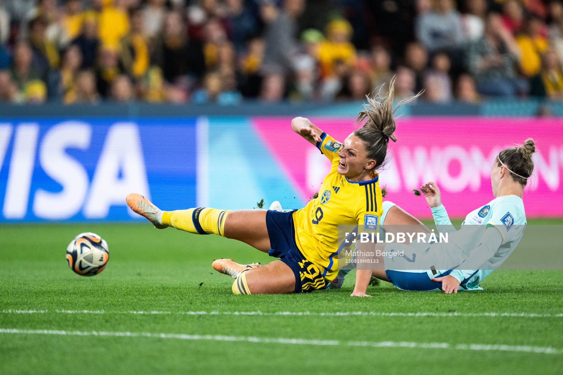 Johanna Rytting Kaneryd of Sweden and Steph Catley of