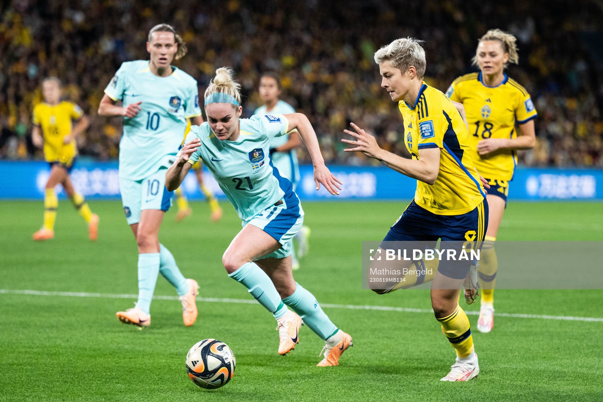 Ellie Carpenter of Australia and Lina Hurtig of Sweden