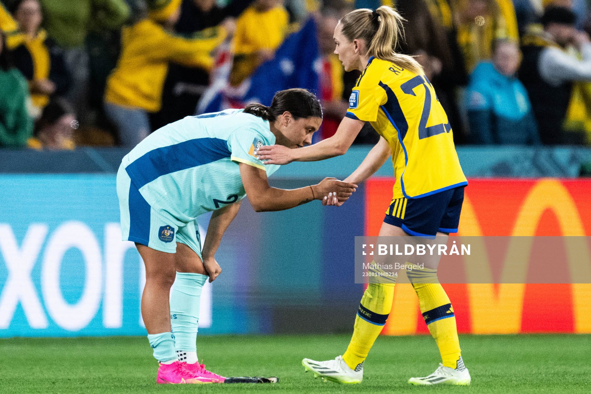 Sam Kerr of Australia and Elin Rubensson of Sweden