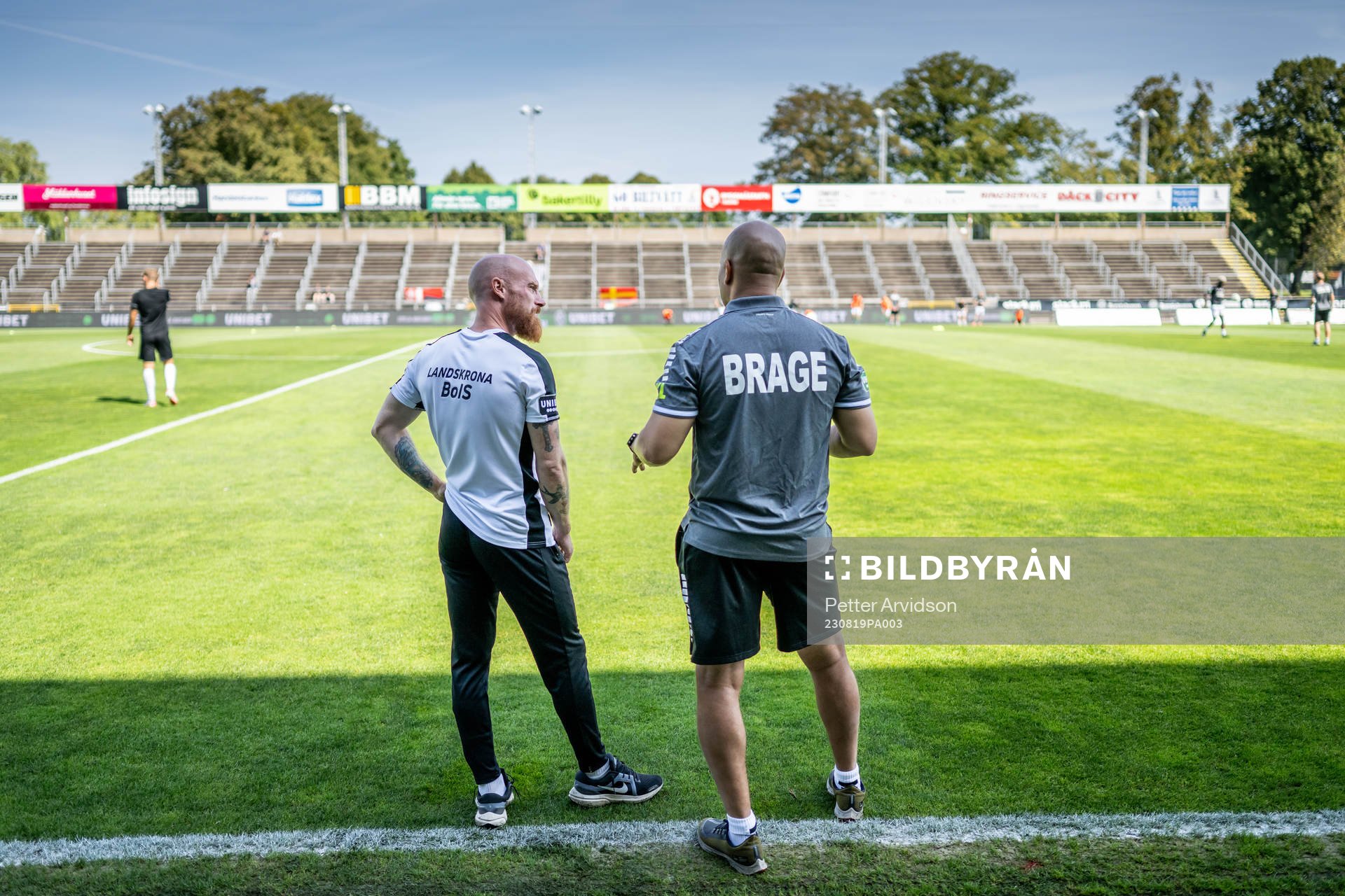 Landskronas tränare Max Mölder i samtal med Brages