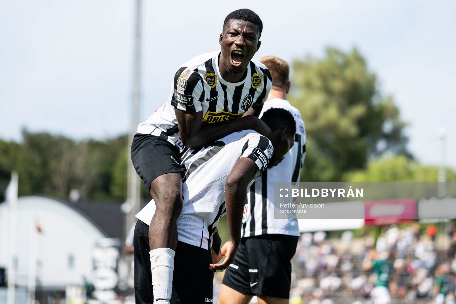 Landskronas Kofi Asare och Ousmane Diawara jublar efter 2-0 under fotbollsmatchen i Superettan mellan Landskrona och Brage den 19 augusti 2023 i Landskrona.