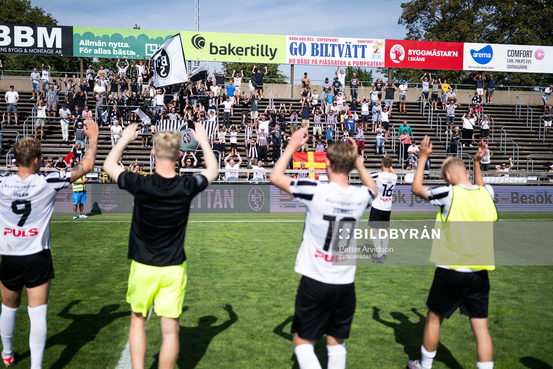 Landskronas spelare jublar med supportrar