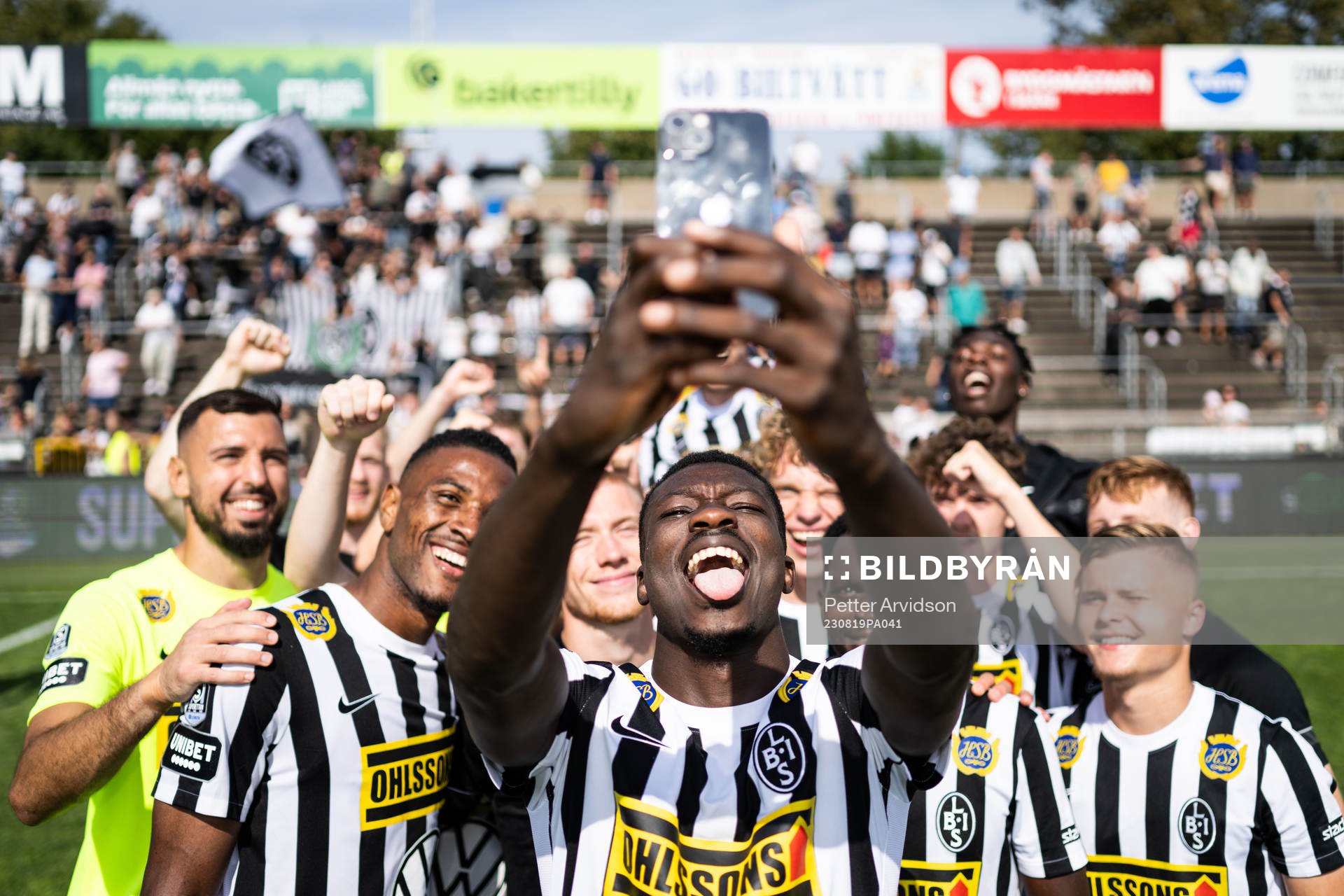 Landskronas Ousmane Diawara jublar med lagkamrater