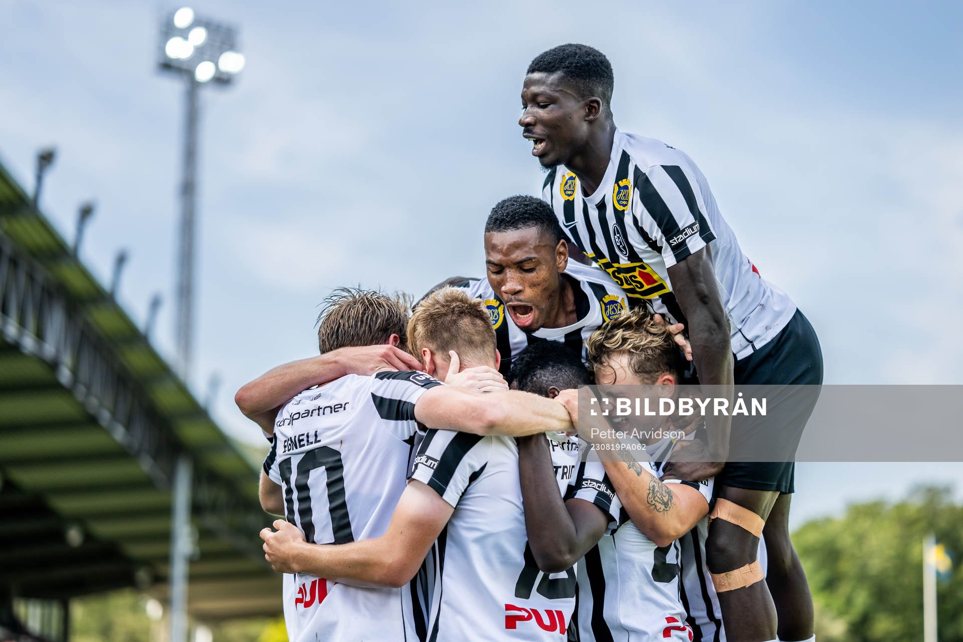 Landskronas Jesper Strid jublar med lagkamrater