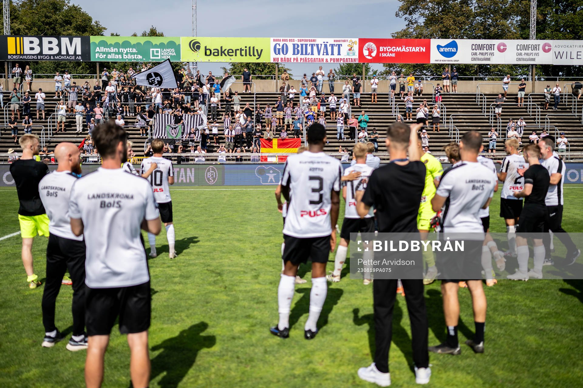 Landskronas spelare tackar sina supportrar