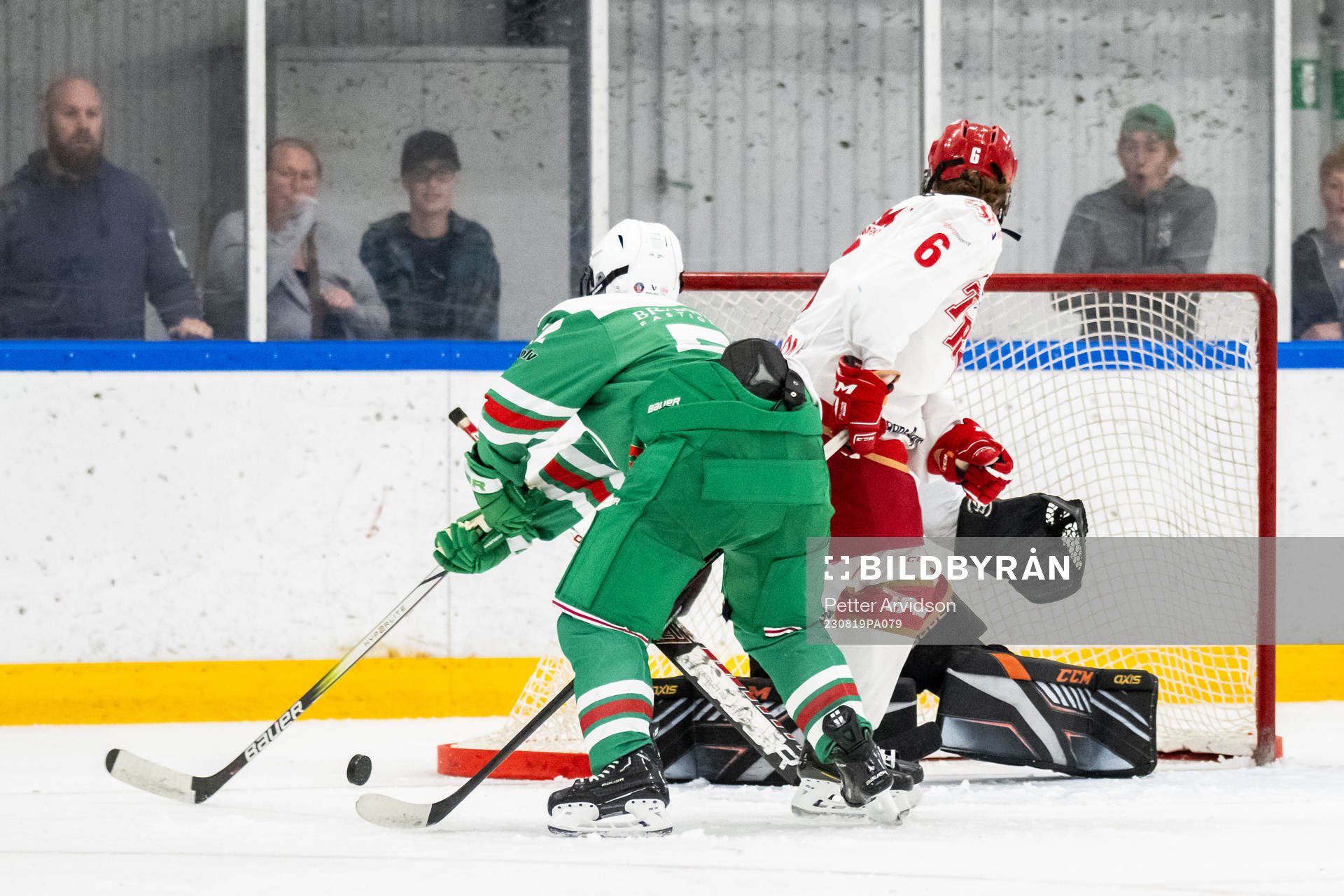 Rögles Emilia Rydell trycker in 1-1 målet i matchens
