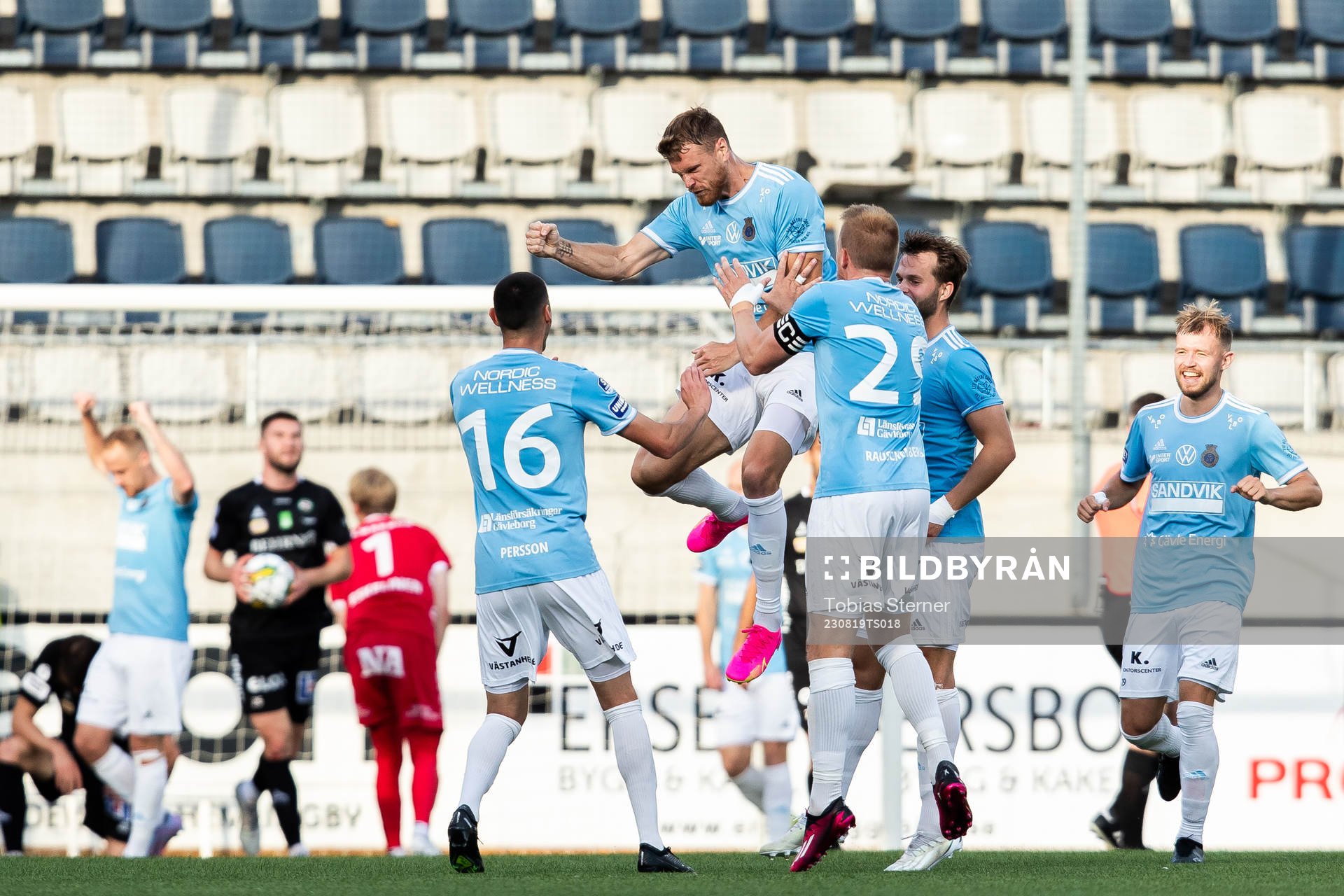 Gefles Leo Englund jublar med lagkamrater
