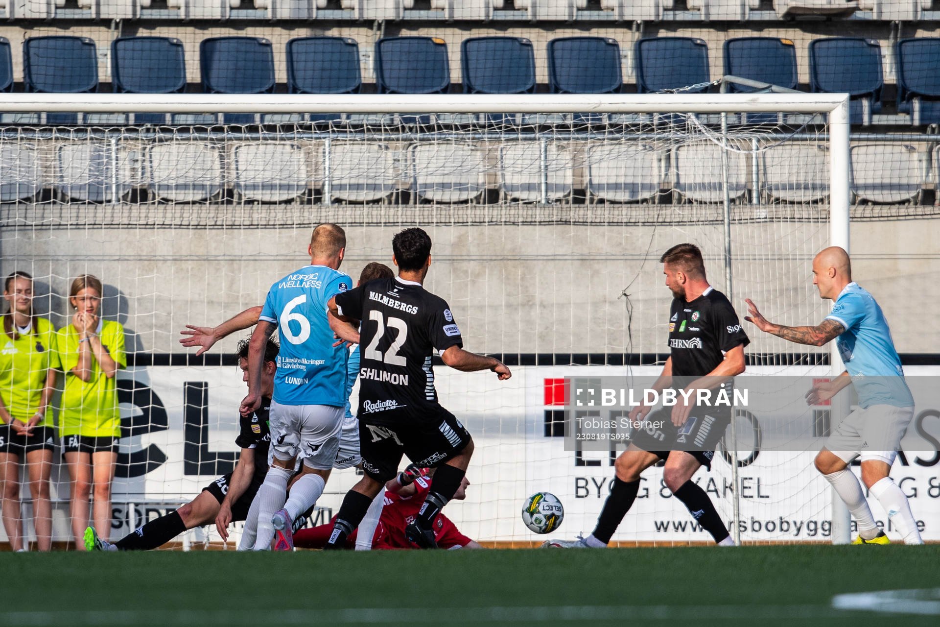 Gefles Leo Englund gör 2-1 bakom Örebros målvakt William