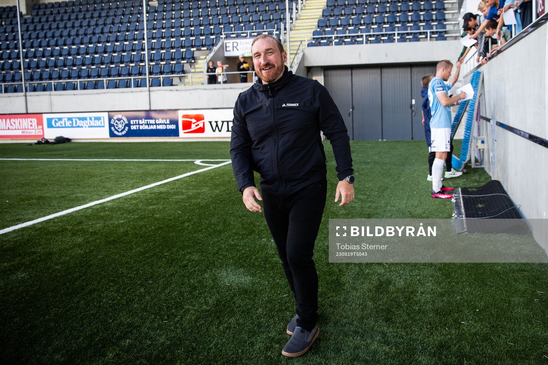 Gefles tränare Mikael Bengtsson jublar
