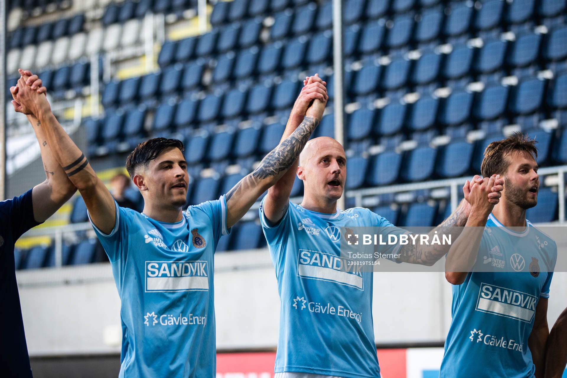 Gefles Antonio Yakoub och Anton Lundin jublar