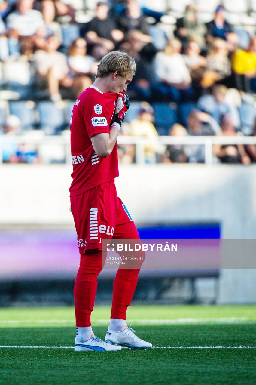Örebros målvakt William Eskelinen deppar