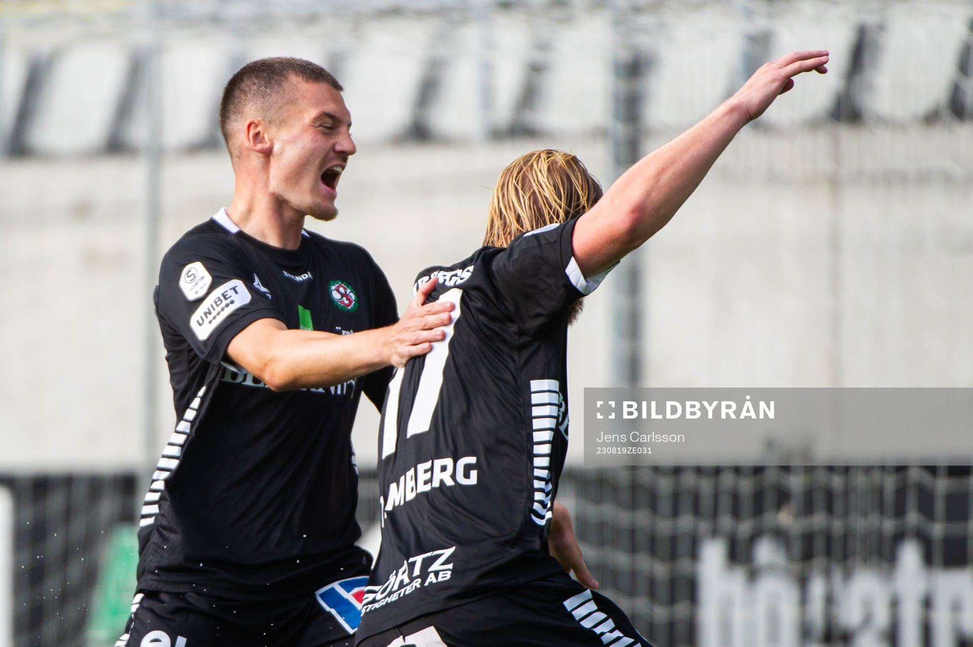 Örebros Samuel Kroon och Kalle Holmberg jublar