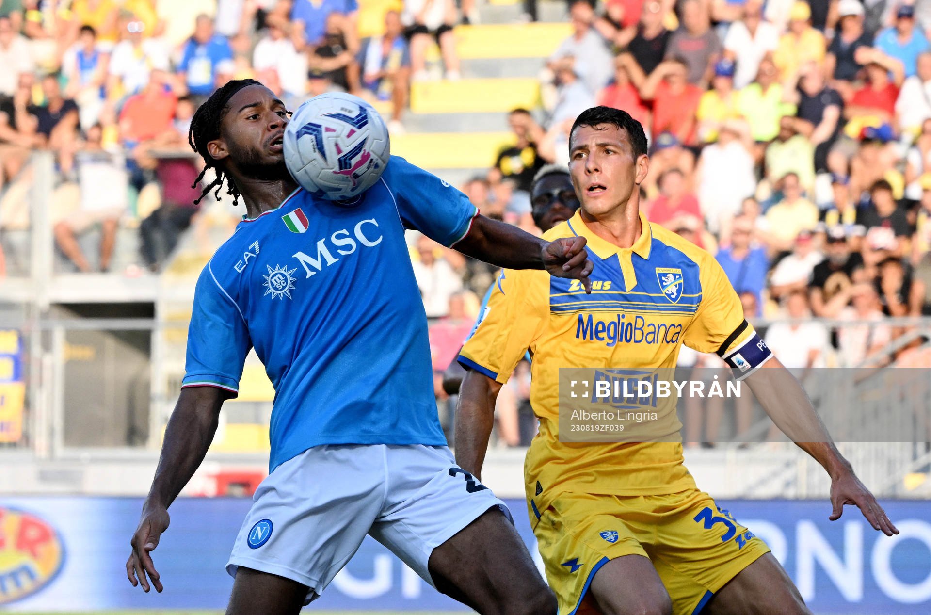 Fotboll, Serie A Soccer Football - Serie A - Frosinone v Napoli - Stadio Benito Stirpe, Frosinone, Italy - August 19, 2023 Napoli's Jens Cajuste in action with Frosinone's Luca Mazzitelli REUTERS/Alberto Lingria
 © Bildbyrån - COP 7 - SWEDEN ONLY
 © Bildbyrån - COP 7 - SWEDEN ONLY